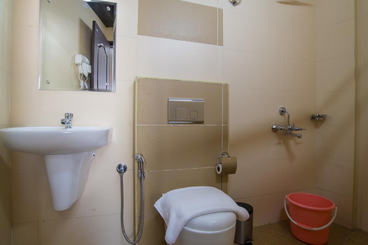 Gems 9 Airport Hotel Kochi Esterno foto